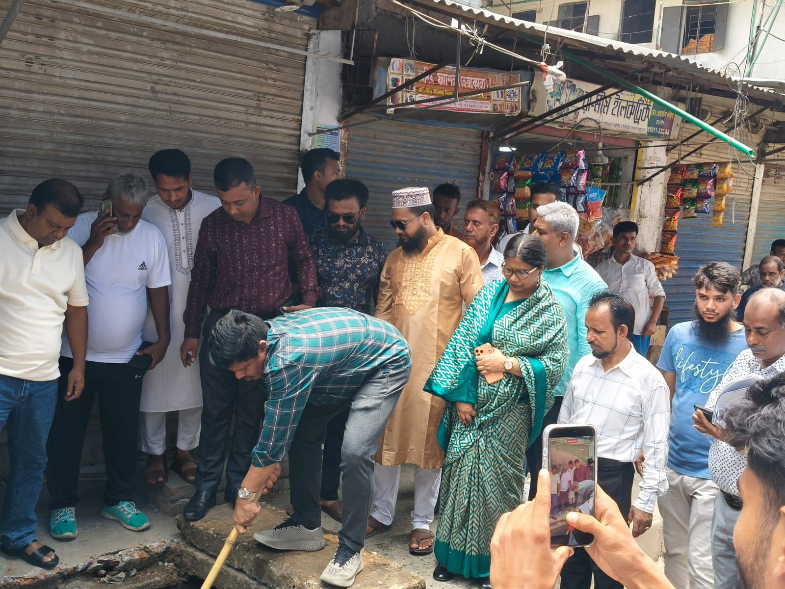 ৫১ নম্বর ওয়ার্ডে ড্রেন পরিষ্কার কার্যক্রমের শুভ উদ্বোধন